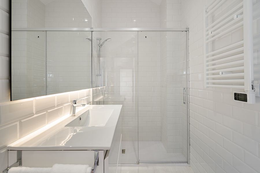 Bathroom suite 2 on the 4-bedroom floor of the Lérida 8 Building.